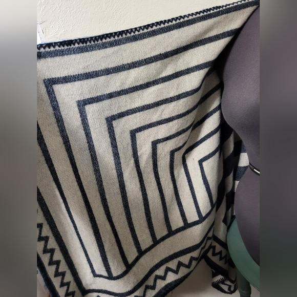 One Size Fully Open Poncho - Picture 3 of 5